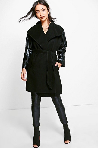 Come indossare e abbinare leggings neri quando fa freddo: Abbina un cappotto in pelle nero con leggings neri per essere casual. Stivaletti in pelle scamosciata tagliati neri sono una valida scelta per completare il look.