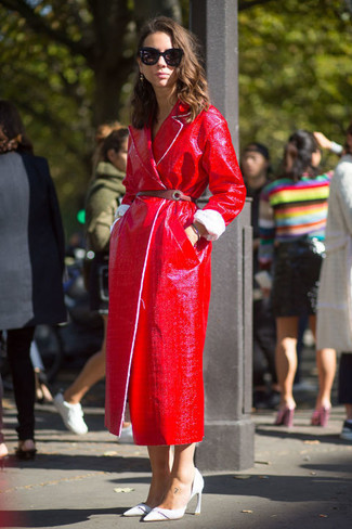 Come indossare e abbinare un cappotto rosso in modo formale: Indossa un cappotto rosso per un look ordinato e appropriato. Décolleté in pelle bianchi sono una interessante scelta per completare il look.