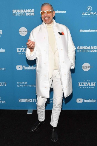 Look di Jeff Goldblum: Cappotto in shearling bianco, Blazer bianco, Dolcevita beige, Jeans bianchi
