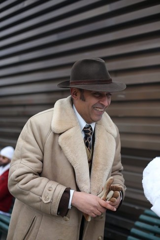 Come indossare e abbinare una giacca terracotta per un uomo di 50 anni quando fa gelo in modo formale: Metti una giacca terracotta e un cappotto in shearling beige per essere elegante ma non troppo formale.