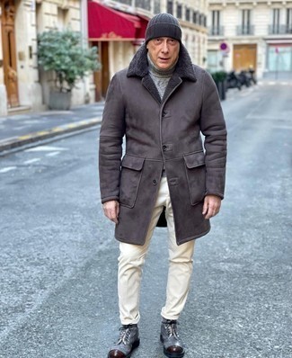 Quale chino indossare con stivali casual grigio scuro per un uomo di 50 anni: Potresti combinare un cappotto in shearling grigio scuro con chino per un look raffinato per il tempo libero. Stivali casual grigio scuro sono una validissima scelta per completare il look.