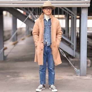 Look alla moda per uomo: Cappotto in shearling marrone chiaro, Giacca di jeans azzurra, Dolcevita bianco, Jeans blu