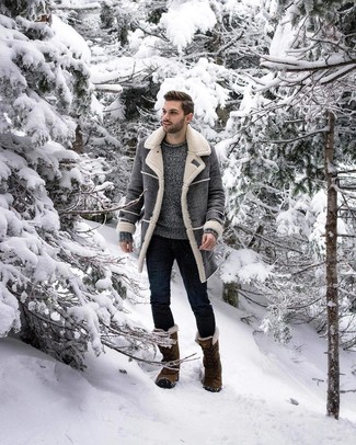 Come indossare e abbinare stivali da neve per un uomo di 30 anni quando fa gelo: Indossa un cappotto in shearling grigio con jeans aderenti blu scuro per un fantastico look da sfoggiare nel weekend. Se non vuoi essere troppo formale, mettiti un paio di stivali da neve.