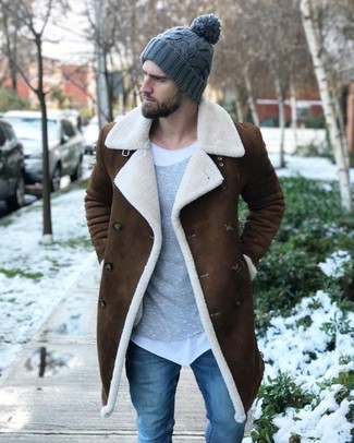 Come indossare e abbinare un cappotto in shearling con jeans aderenti quando fa gelo: Indossa un cappotto in shearling e jeans aderenti per un outfit comodo ma studiato con cura.