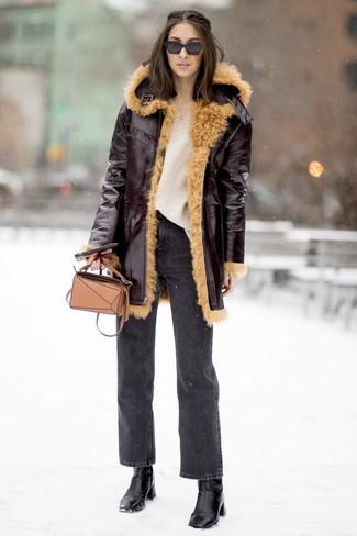 Come indossare e abbinare jeans grigi in inverno 2025: Scegli un cappotto in shearling bordeaux e jeans grigi per affrontare con facilità la tua giornata. Stivaletti in pelle neri sono una gradevolissima scelta per completare il look. È eccellente idea per le temperature invernali!