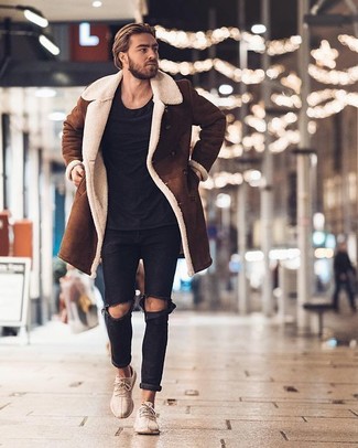 Trend da uomo 2024 quando fa freddo in modo rilassato: Abbina un cappotto in shearling marrone con jeans strappati neri per una sensazione di semplicità e spensieratezza. Scegli un paio di scarpe sportive beige come calzature per avere un aspetto più rilassato.