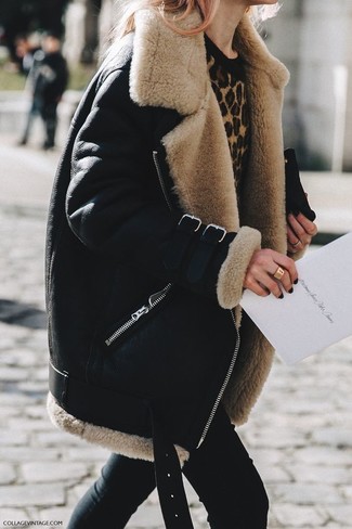 Come indossare e abbinare un cappotto in shearling nero e bianco per una donna di 30 anni: Combina un cappotto in shearling nero e bianco con jeans aderenti neri per un look raffinato ma semplice.