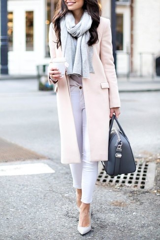 Come indossare e abbinare una sciarpa grigio scuro: Indossa un cappotto beige con una sciarpa grigio scuro per un'atmosfera casual-cool. Décolleté in pelle bianchi sono una validissima scelta per completare il look.