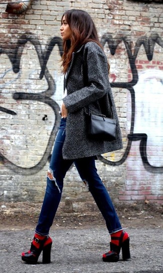 Quale jeans indossare con un cappotto grigio scuro per una donna di 30 anni quando fa freddo: Prova a combinare un cappotto grigio scuro con jeans per un look raffinato. Questo outfit si abbina perfettamente a un paio di sandali con tacco in pelle pesanti neri.