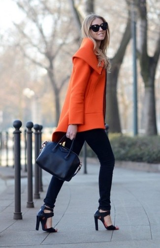 Look alla moda per donna: Cappotto arancione, Jeans aderenti neri, Sandali con tacco in pelle neri, Borsa shopping in pelle nera