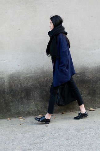 Come indossare e abbinare scarpe oxford quando fa freddo in modo formale: Scegli un outfit composto da un cappotto blu scuro e jeans aderenti neri per affrontare con facilità la tua giornata. Rifinisci questo look con un paio di scarpe oxford.