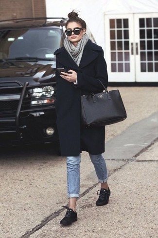 Come indossare e abbinare una sciarpa argento: Mostra il tuo stile in un cappotto nero con una sciarpa argento per un'atmosfera casual-cool. Rifinisci questo look con un paio di sneakers basse in pelle scamosciata nere.