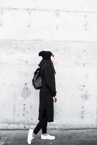 Come indossare e abbinare un cuffia nero e bianco in modo smart-casual: Coniuga un cappotto nero con un cuffia nero e bianco per un outfit inaspettato. Sneakers senza lacci bianche sono una gradevolissima scelta per completare il look.