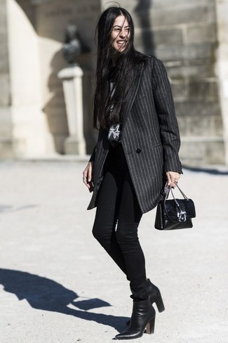 Come indossare e abbinare una sciarpa stampata nera in modo smart-casual: Coniuga un cappotto a righe verticali grigio scuro con una sciarpa stampata nera per un look spensierato e alla moda. Rifinisci questo look con un paio di stivaletti in pelle neri.