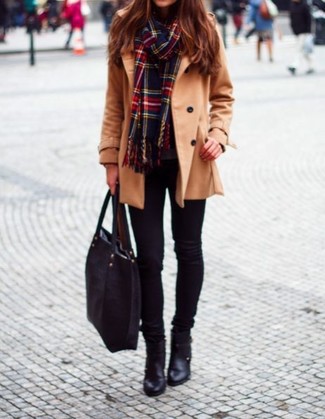 Come indossare e abbinare scarpe nere quando fa gelo in modo formale: Opta per un cappotto marrone chiaro e jeans aderenti neri per un look raffinato per il tempo libero. Perfeziona questo look con un paio di stivaletti in pelle neri.