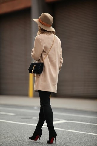 Come indossare e abbinare un borsalino beige quando fa gelo: Potresti combinare un cappotto marrone chiaro con un borsalino beige per essere casual. Rifinisci questo look con un paio di stivaletti in pelle scamosciata neri.