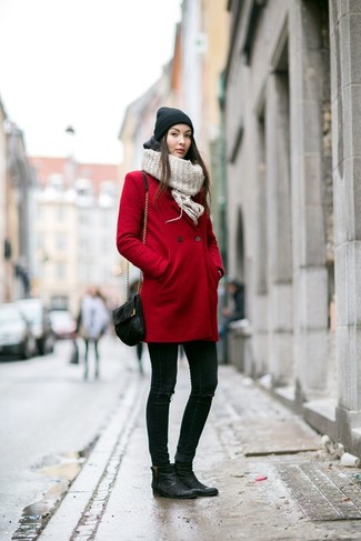 Come indossare e abbinare jeans aderenti neri e bianchi in inverno 2025: Combina un cappotto rosso con jeans aderenti neri e bianchi per un look spensierato e alla moda. Perfeziona questo look con un paio di stivaletti in pelle neri. Questo, ovviamente, è il look magnifico per questa stagione invernale.