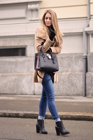 Come indossare e abbinare un cappotto marrone chiaro con jeans aderenti blu scuro: Combina un cappotto marrone chiaro con jeans aderenti blu scuro per creare un look raffinato e glamour. Stivaletti in pelle neri sono una buona scelta per completare il look.