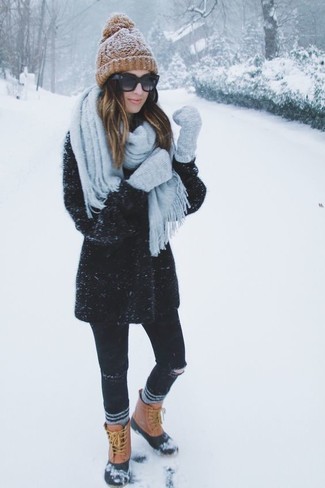 Come indossare e abbinare calzini: Abbina un cappotto nero con calzini per un'atmosfera casual-cool. Stivali da neve marrone chiaro sono una gradevolissima scelta per completare il look.