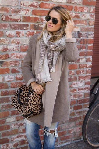 Come indossare e abbinare una borsa shopping in pelle beige quando fa freddo: Prova ad abbinare un cappotto marrone con una borsa shopping in pelle beige per un look comfy-casual.