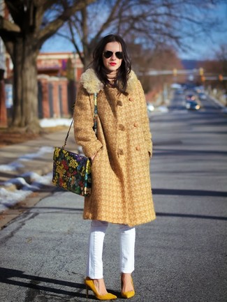 Look alla moda per donna: Cappotto di tweed marrone chiaro, Jeans bianchi, Décolleté in pelle scamosciata gialli, Borsa a mano a fiori multicolore