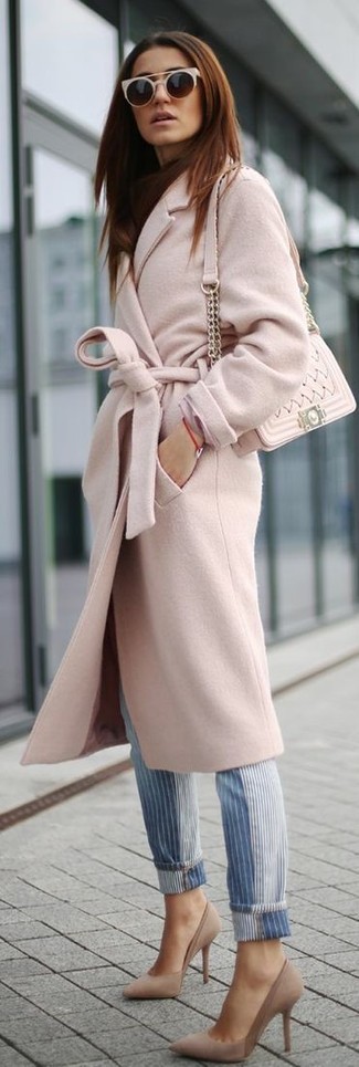 Come indossare e abbinare un cappotto rosa in modo smart-casual: Scegli un outfit composto da un cappotto rosa e jeans a righe verticali blu per un look trendy e alla mano. Questo outfit si abbina perfettamente a un paio di décolleté in pelle scamosciata beige.