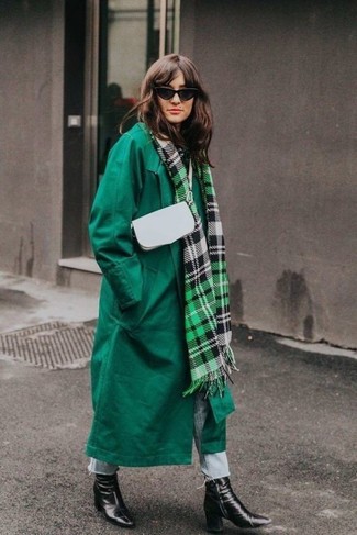 Come indossare e abbinare una sciarpa per una donna di 30 anni quando fa gelo: Scegli un cappotto verde e una sciarpa per un look facile da indossare. Stivaletti in pelle neri sono una interessante scelta per completare il look.