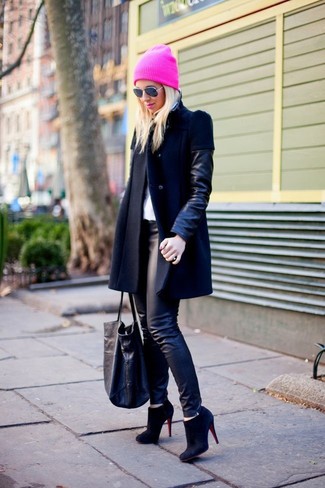 Look alla moda per donna: Cappotto in pelle nero, Leggings in pelle neri, Stivaletti in pelle scamosciata neri, Borsa shopping in pelle nera