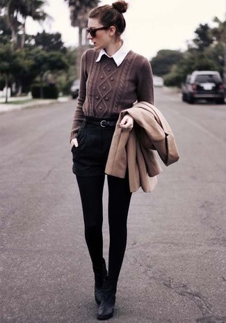 Quale maglione a trecce indossare con stivaletti neri: Coniuga un maglione a trecce con pantaloncini neri per un fantastico look da sfoggiare nel weekend. Perfeziona questo look con un paio di stivaletti neri.