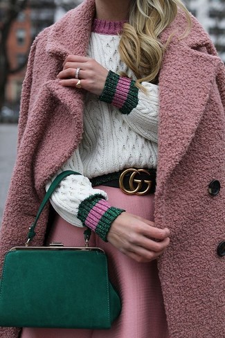 Come indossare e abbinare una gonna rosa per una donna di 20 anni quando fa freddo in modo smart-casual: Abbina un cappotto rosa con una gonna rosa per un look raffinato ma semplice.