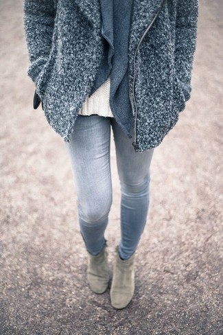 Quale jeans aderenti indossare con stivaletti grigi per una donna di 30 anni quando fa gelo in modo smart-casual: Mostra il tuo stile in un cappotto testurizzato grigio con jeans aderenti e sarai un vero sballo. Un paio di stivaletti grigi si abbina alla perfezione a una grande varietà di outfit.