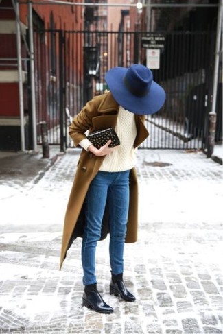 Come indossare e abbinare jeans aderenti blu per una donna di 30 anni quando fa gelo in modo smart-casual: Scegli un cappotto marrone e jeans aderenti blu per creare un look raffinato e glamour. Per distinguerti dagli altri, prova con un paio di stivali chelsea in pelle neri.