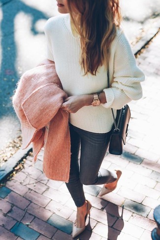 Quale jeans aderenti indossare con décolleté beige per una donna di 20 anni quando fa freddo: Sfrutta gli abiti più adatti al tempo libero con questa combinazione di un cappotto rosa e jeans aderenti. Perfeziona questo look con un paio di décolleté beige.