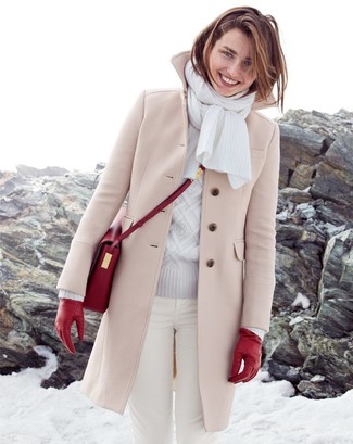 Come indossare e abbinare guanti rossi quando fa gelo: Per un outfit della massima comodità, scegli un cappotto beige e guanti rossi.