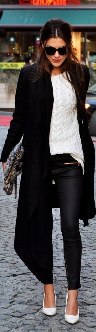 Quale jeans indossare con un cappotto nero quando fa gelo: Prova ad abbinare un cappotto nero con jeans per un pranzo domenicale con gli amici. Questo outfit si abbina perfettamente a un paio di décolleté in pelle bianchi.