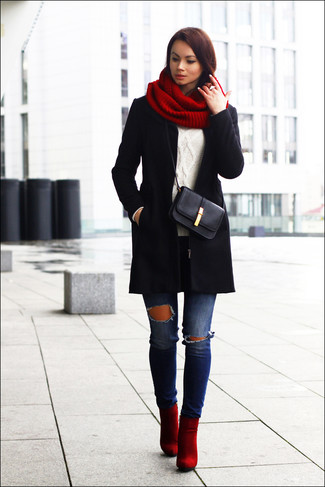 Come indossare e abbinare una sciarpa lavorata a maglia per una donna di 30 anni quando fa gelo: Potresti abbinare un cappotto nero con una sciarpa lavorata a maglia per un look facile da indossare. Perfeziona questo look con un paio di stivaletti in pelle scamosciata rossi.