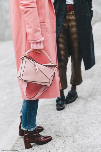 Come indossare e abbinare una borsa a mano: Metti un cappotto rosa e una borsa a mano per un look facile da indossare. Stivaletti in pelle bordeaux sono una validissima scelta per completare il look.
