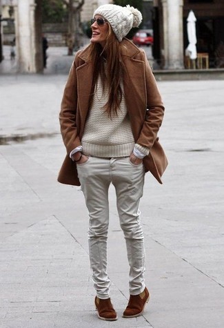 Quale stivali chelsea indossare con jeans beige quando fa gelo: Potresti abbinare un cappotto marrone con jeans beige per un look raffinato per il tempo libero. Prova con un paio di stivali chelsea per avere un aspetto più rilassato.