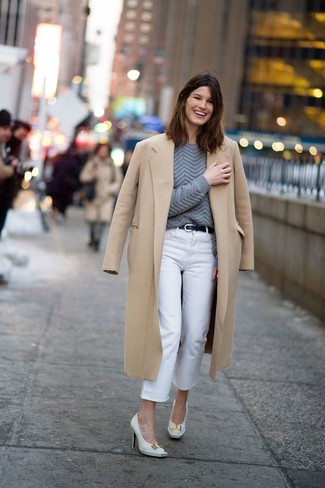 Quale décolleté indossare con un cappotto beige in primavera 2024: Prova ad abbinare un cappotto beige con jeans bianchi per un look semplice, da indossare ogni giorno. Questo outfit si abbina perfettamente a un paio di décolleté. Un look primaverile perfetto per il tuo!