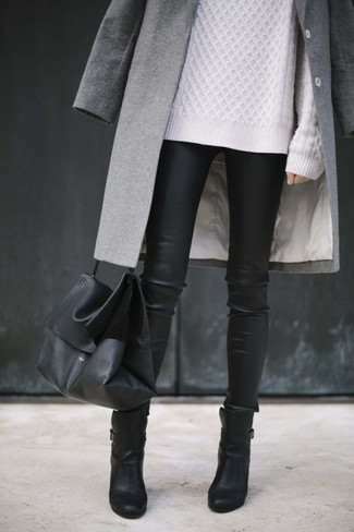 Come indossare e abbinare un maglione a trecce bianco con leggings neri quando fa gelo: Potresti combinare un maglione a trecce bianco con leggings neri per un outfit inaspettato. Stivaletti in pelle neri sono una eccellente scelta per completare il look.