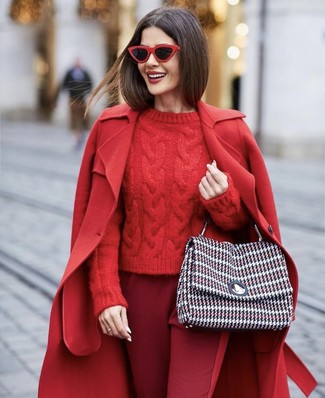 Come indossare e abbinare occhiali da sole rossi per una donna di 30 anni quando fa freddo: Combina un cappotto rosso con occhiali da sole rossi per le giornate pigre.