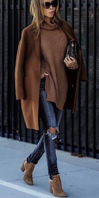 Come indossare e abbinare jeans aderenti strappati blu scuro in autunno 2024 in modo casual: Potresti abbinare un cappotto marrone con jeans aderenti strappati blu scuro per essere trendy e seducente. Stivaletti in pelle scamosciata marroni sono una buona scelta per completare il look. È magnifica idea per un look autunnale!