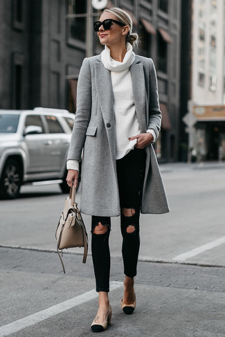 Trend da donna 2024 quando fa freddo: Abbina un cappotto grigio con jeans aderenti strappati neri per un look raffinato per il tempo libero. Décolleté in pelle scamosciata neri e marrone chiaro sono una eccellente scelta per completare il look.