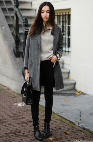 Look alla moda per donna: Cappotto grigio scuro, Maglione con scollo a cappuccio grigio, Jeans aderenti neri, Stivaletti in pelle neri