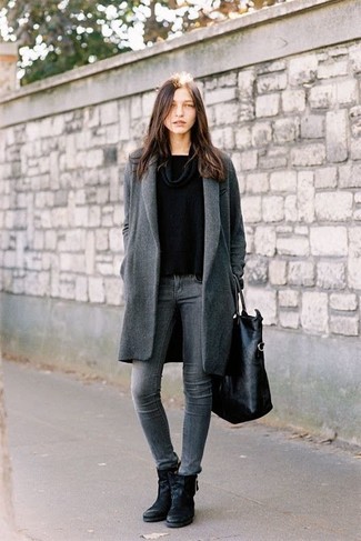 Come indossare e abbinare un cappotto grigio con stivaletti neri quando fa freddo: Indossa un cappotto grigio e jeans aderenti grigio scuro e sarai un vero sballo. Stivaletti neri sono una splendida scelta per completare il look.