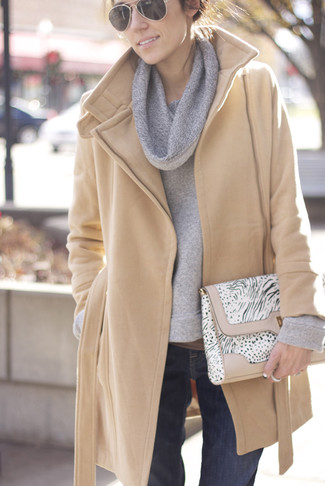 Come indossare e abbinare una pochette in pelle stampata per una donna di 30 anni quando fa freddo: Prova a combinare un cappotto marrone chiaro con una pochette in pelle stampata per un look comfy-casual.