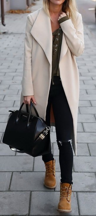 Come indossare e abbinare una borsa shopping nera: Indossa un cappotto beige con una borsa shopping nera per un look trendy e alla mano. Stivali piatti stringati in pelle marrone chiaro sono una eccellente scelta per completare il look.
