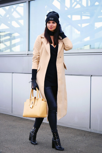 Come indossare e abbinare leggings con stivaletti con lacci per una donna di 20 anni: Indossa un cappotto marrone chiaro con leggings per vestirti casual. Un bel paio di stivaletti con lacci è un modo semplice di impreziosire il tuo look.