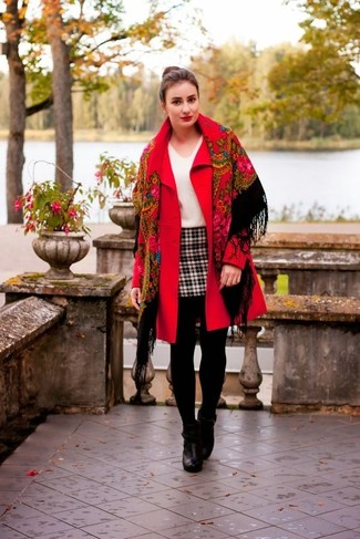 Come indossare e abbinare una sciarpa bordeaux quando fa freddo: Coniuga un cappotto rosso con una sciarpa bordeaux per un look comfy-casual. Stivaletti in pelle neri sono una splendida scelta per completare il look.