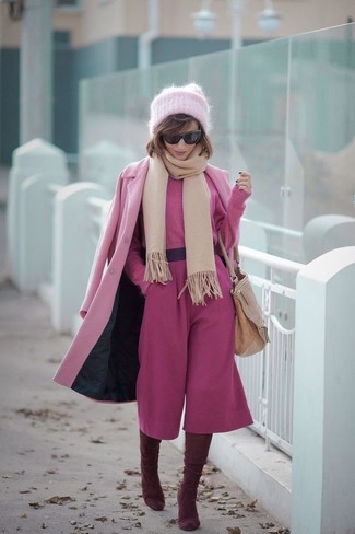 Look alla moda per donna: Cappotto rosa, Maglione corto fucsia, Gonna pantalone fucsia, Stivali sopra il ginocchio in pelle scamosciata bordeaux